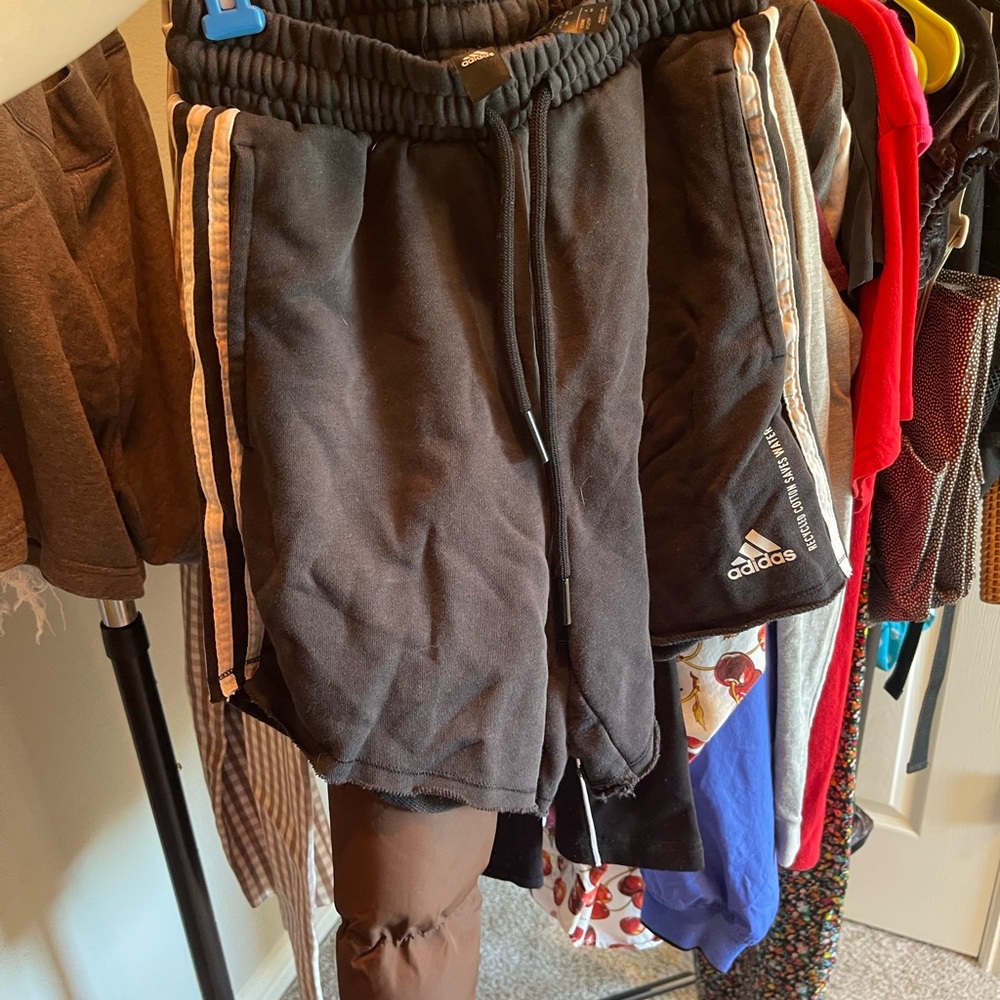 ADIDAS UPPER/MID THIGH SWEAT SHORTS SIZE XS